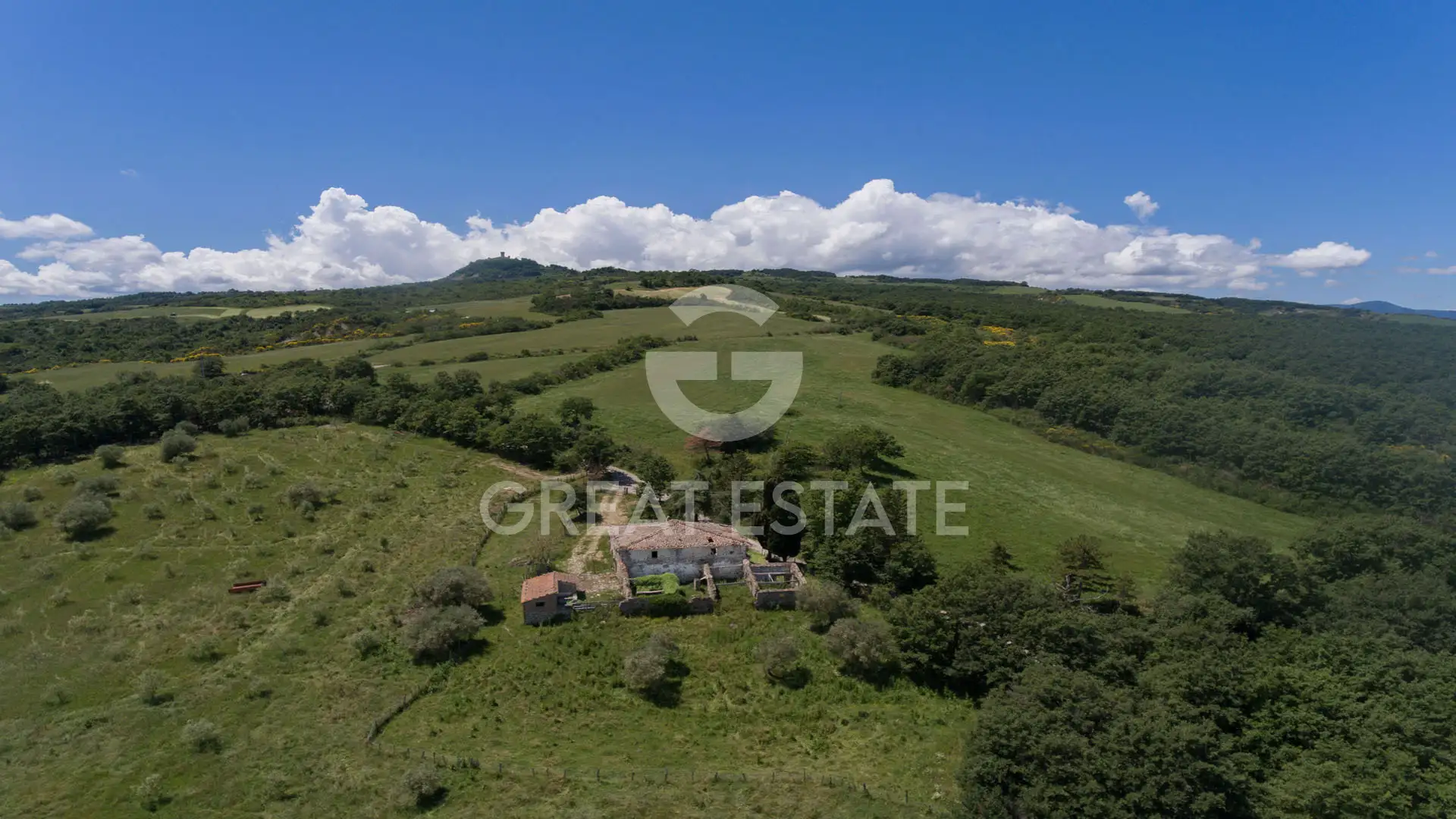 House 500m² in Italy, Siena. Priced at 600000€ rent photo-4