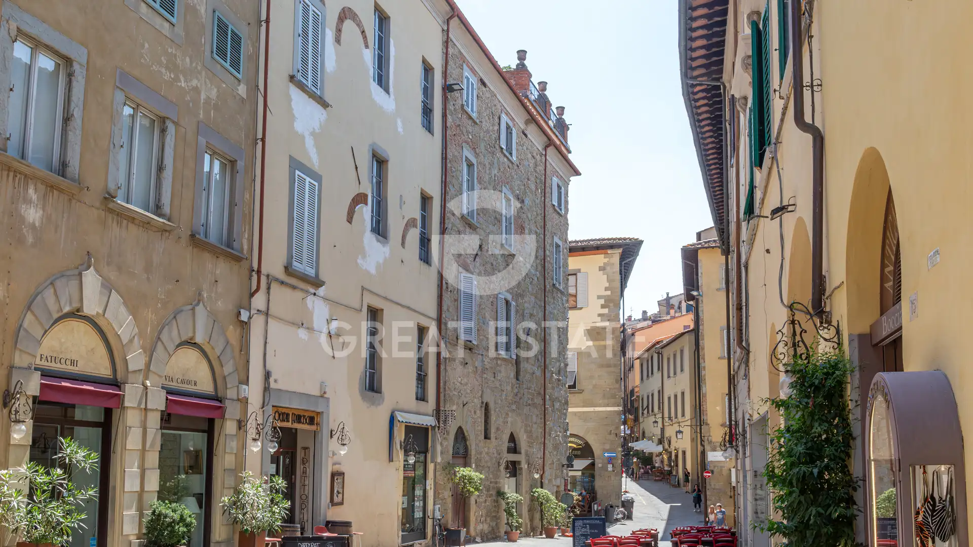 Flat 218m² in Italy, Arezzo. Priced at 1070000€ rent photo-3