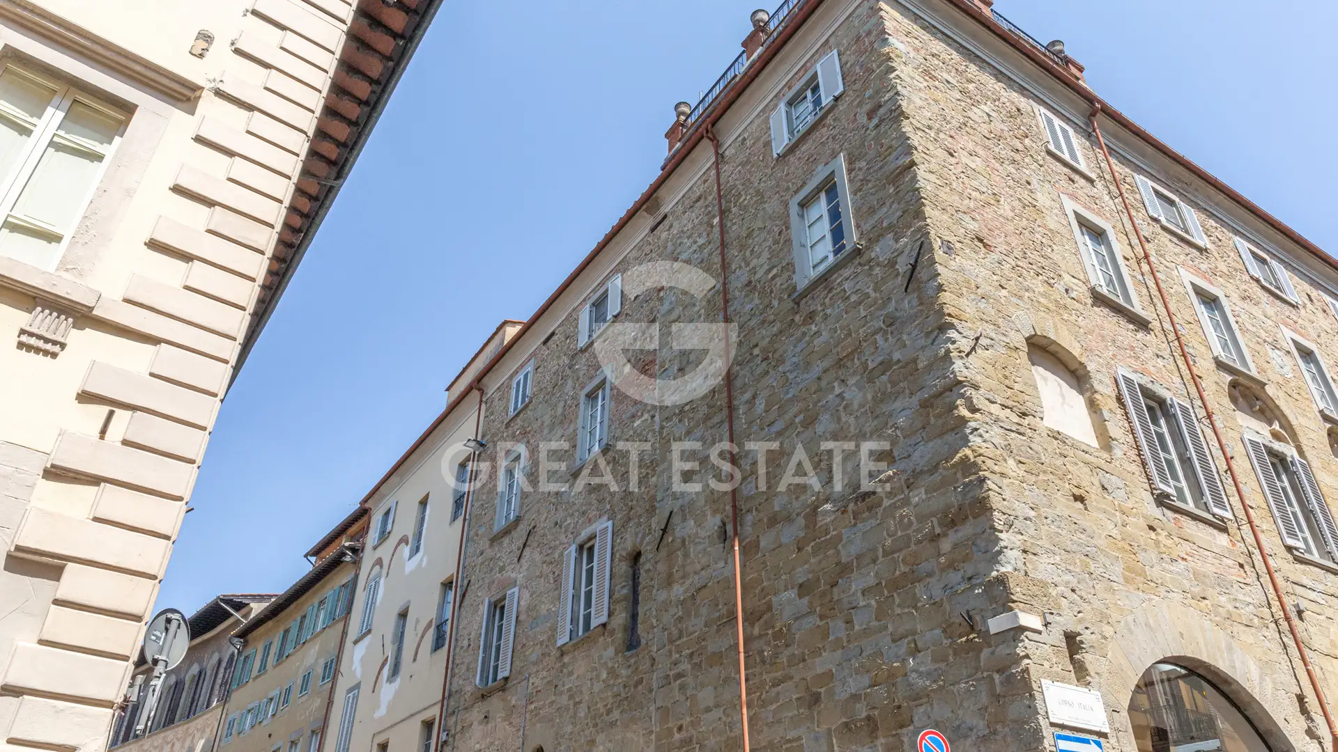 Flat 218m² in Italy, Arezzo. Priced at 1070000€ rent photo-5