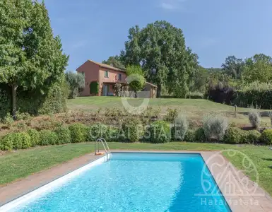 Buy in Italy for 1238000€