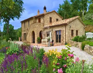 Buy in Italy for 990000€