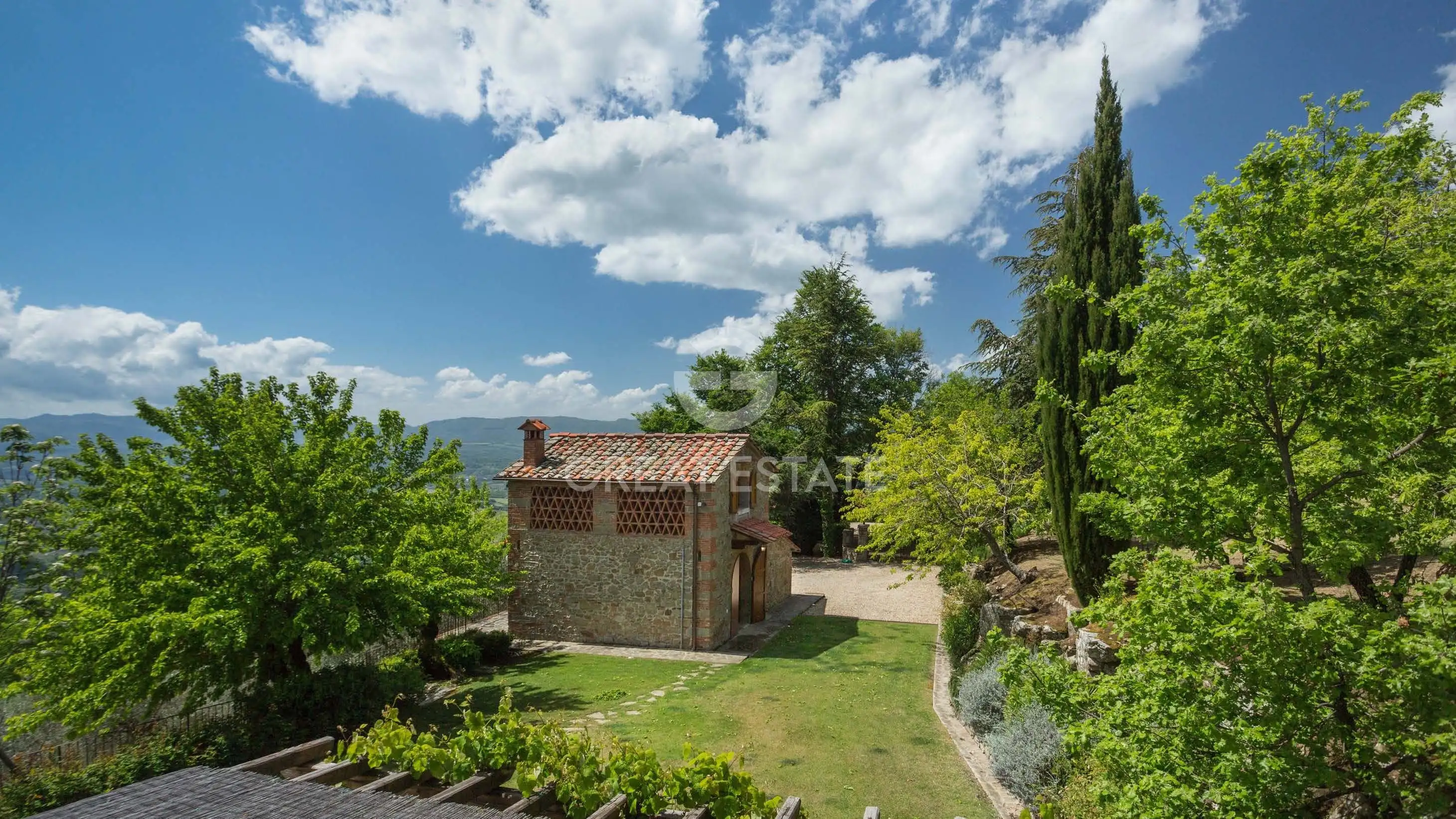 House 438m² in Italy, Arezzo. Priced at 2200000€ rent photo-15