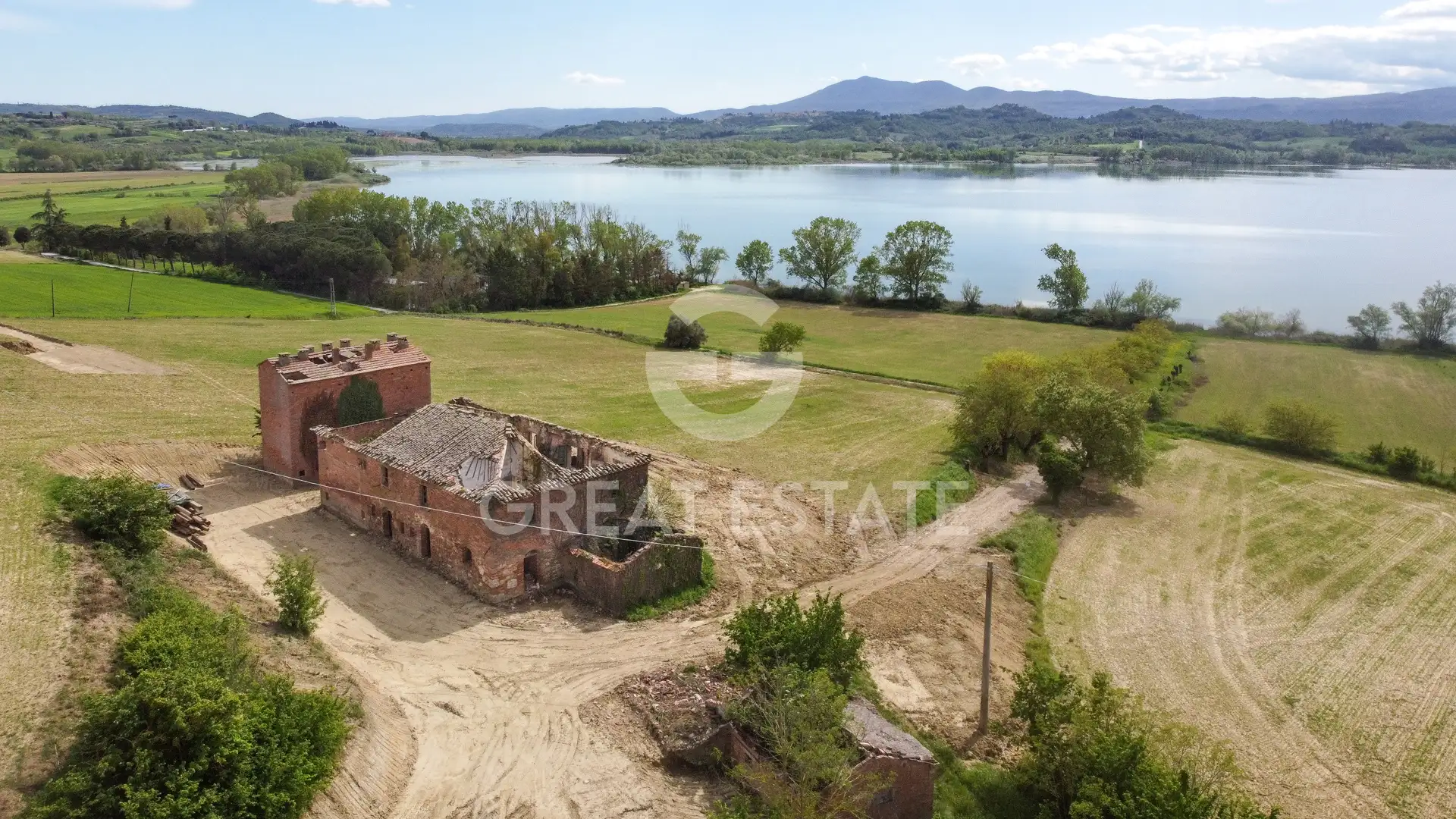 House 525m² in Italy, Perugia. Priced at 2350000€ rent photo-1