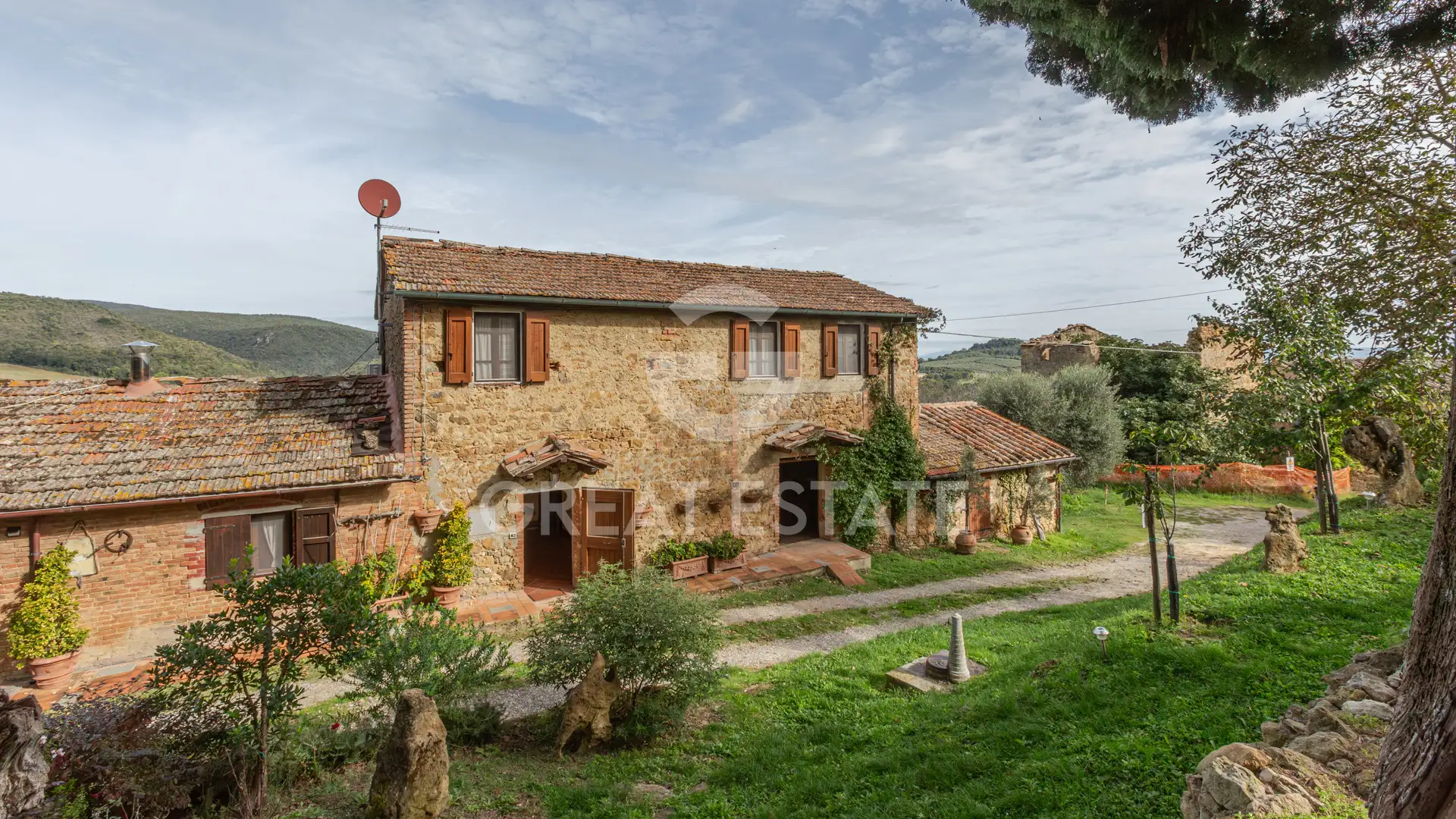 House 401m² in Italy, Siena. Priced at 500000€ rent photo-1