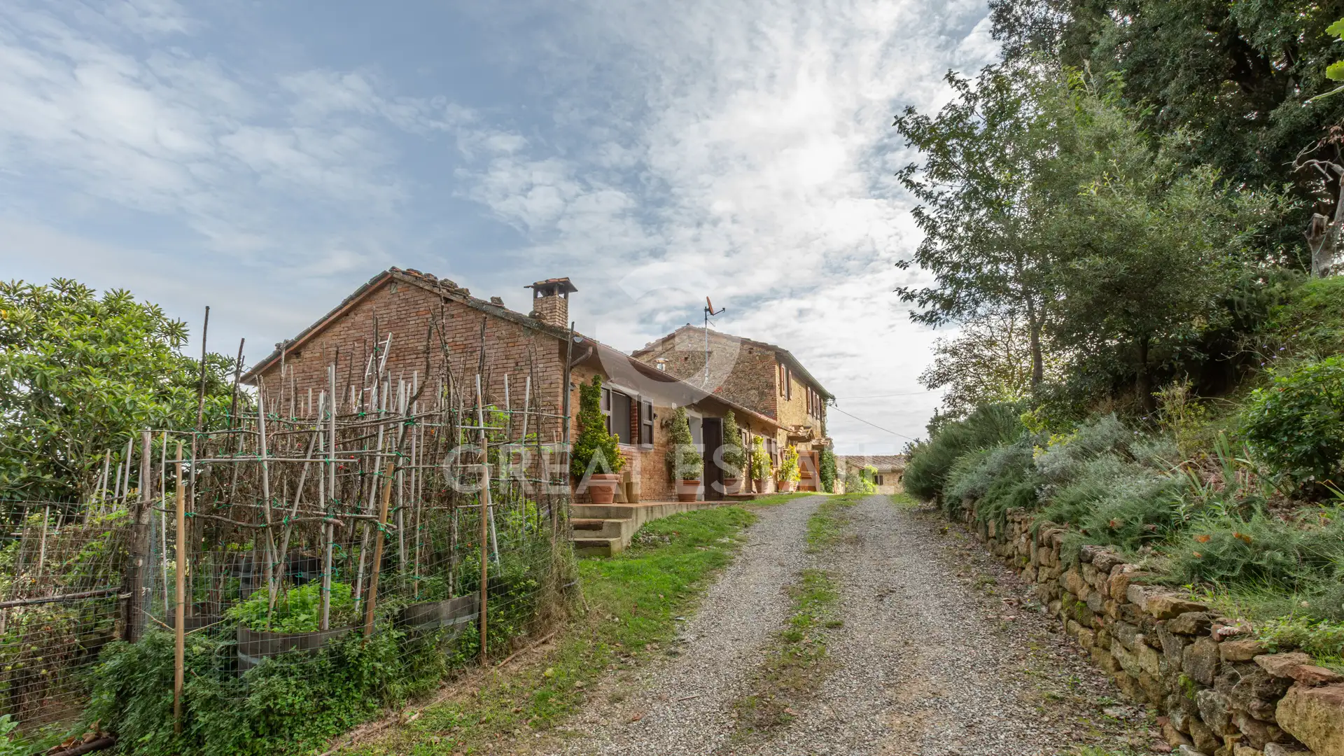 House 401m² in Italy, Siena. Priced at 500000€ rent photo-3
