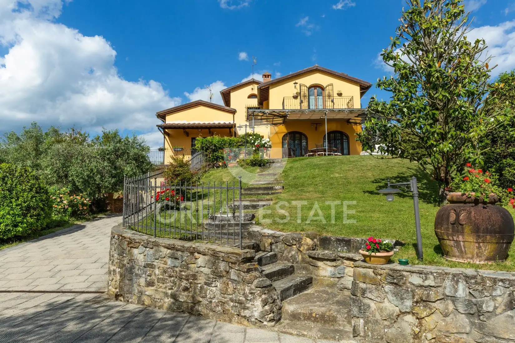 Villa 490m² in Italy, Arezzo. Priced at 740000€ rent photo-2