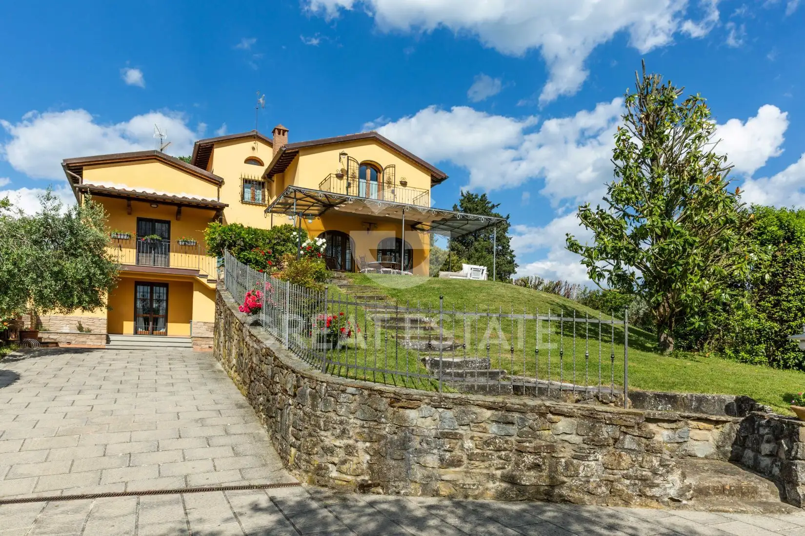 Villa 490m² in Italy, Arezzo. Priced at 740000€ rent photo-3