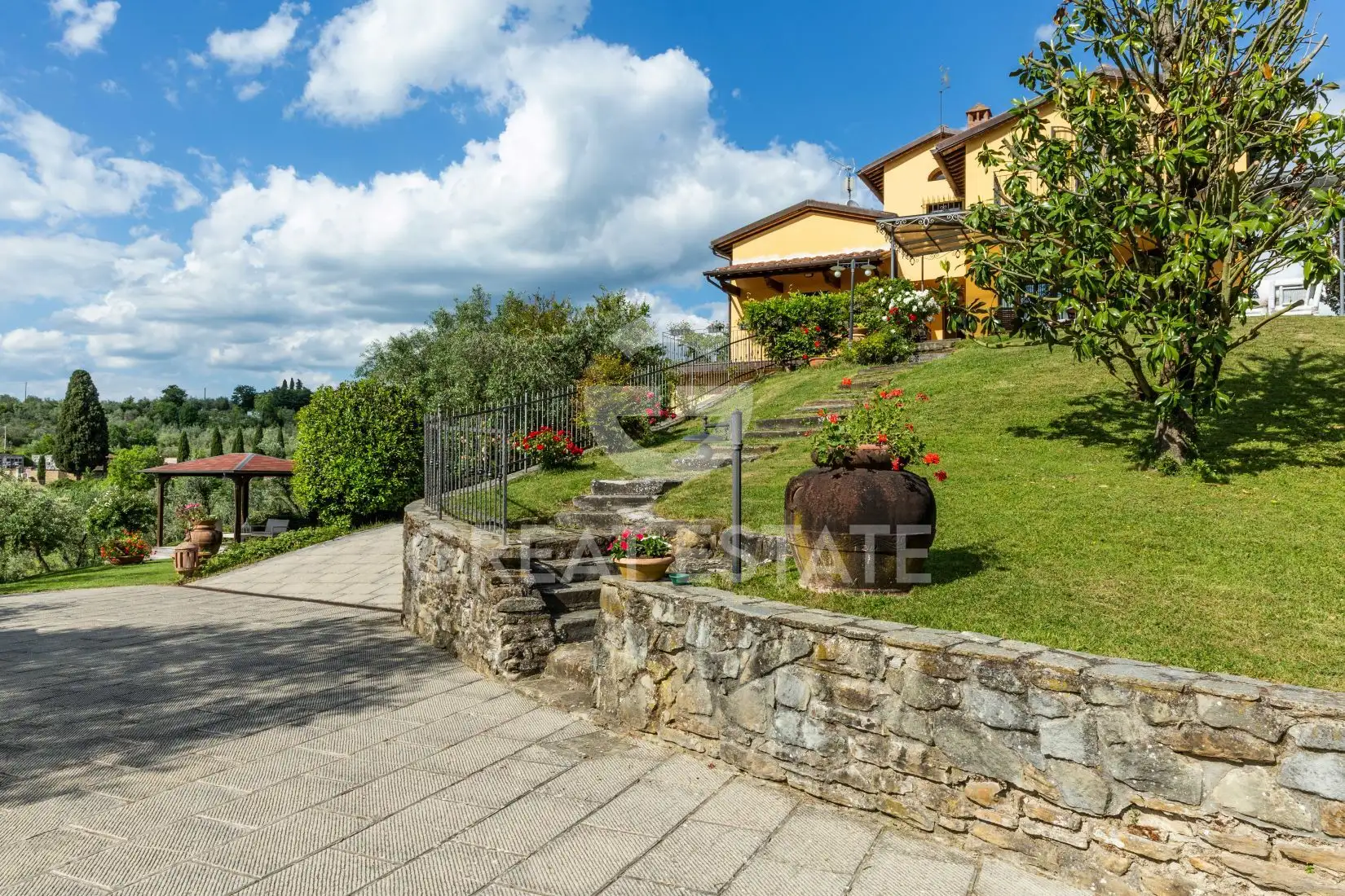 Villa 490m² in Italy, Arezzo. Priced at 740000€ rent photo-4