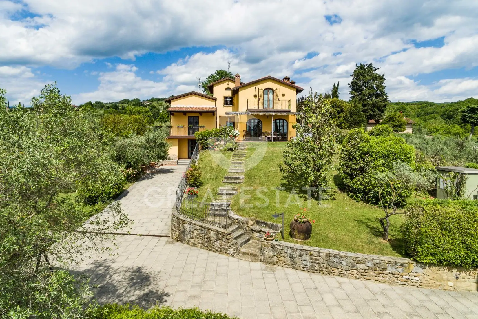 Villa 490m² in Italy, Arezzo. Priced at 740000€ rent photo-8