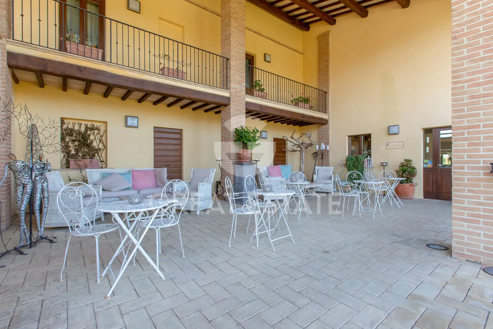 Hotels 3491m² in Italy, Perugia. Priced at 5000000€ rent photo-3