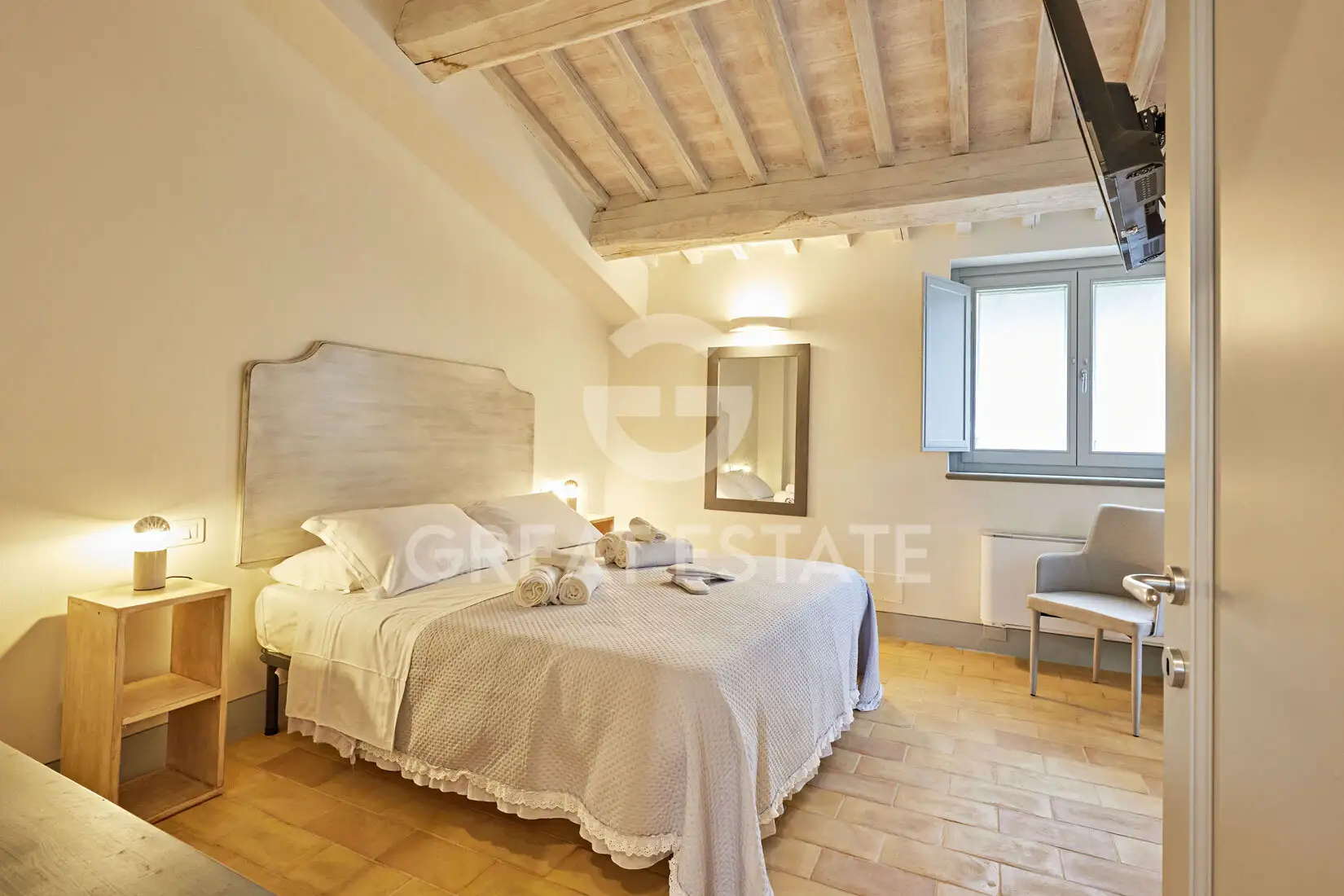 House 300m² in Italy, Arezzo. Priced at 2400000€ rent photo-13
