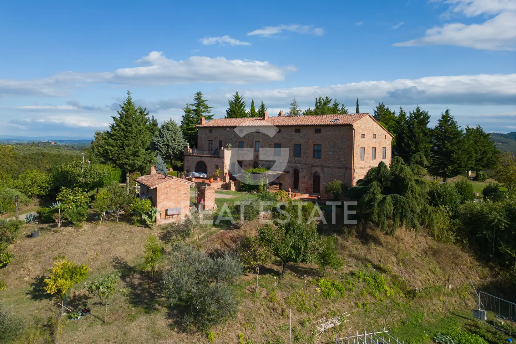 House 758m² in Italy, Perugia. Priced at 2590000€ rent photo-3