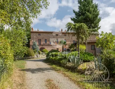 Buy in Italy for 2590000€