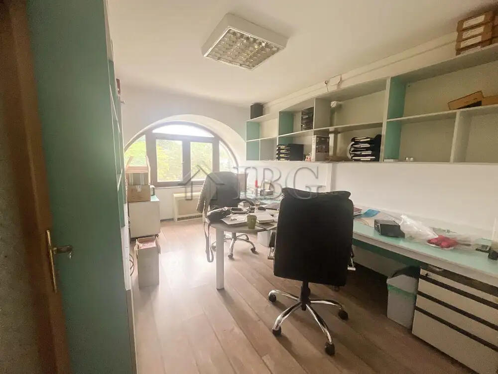 Office 220m² in Bulgaria, Ruse. Priced at 1000€ rent photo-7