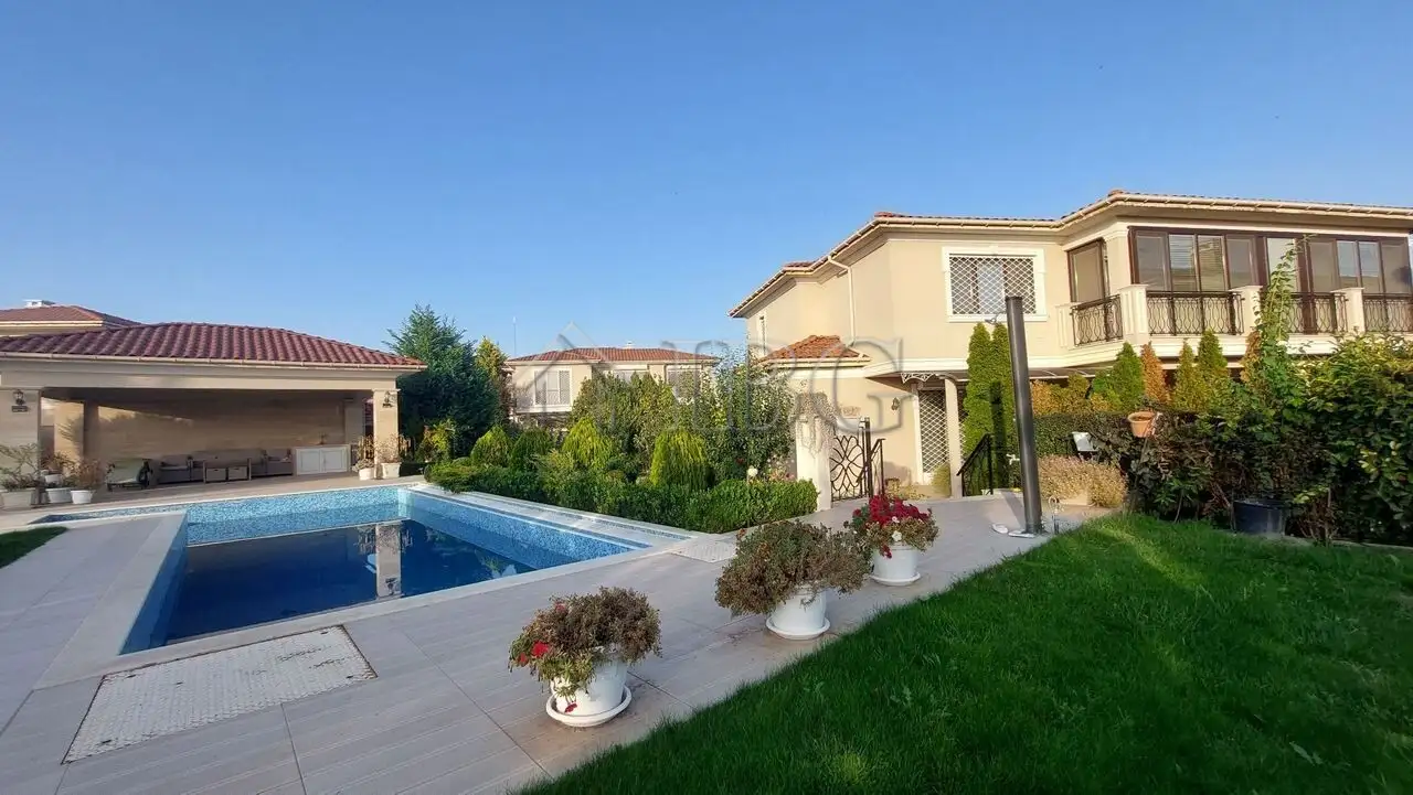 House 350m² in Bulgaria, Pomorie. Priced at 450000€ rent photo-3