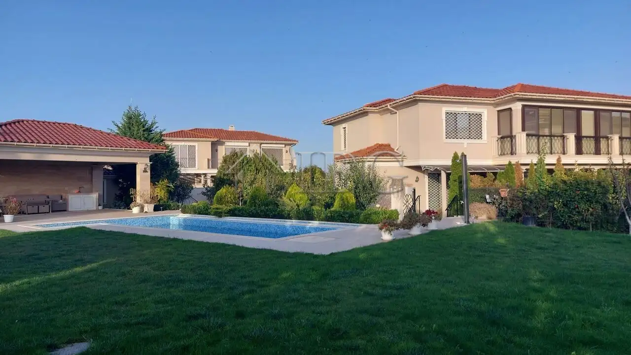 House 350m² in Bulgaria, Pomorie. Priced at 450000€ rent photo-4