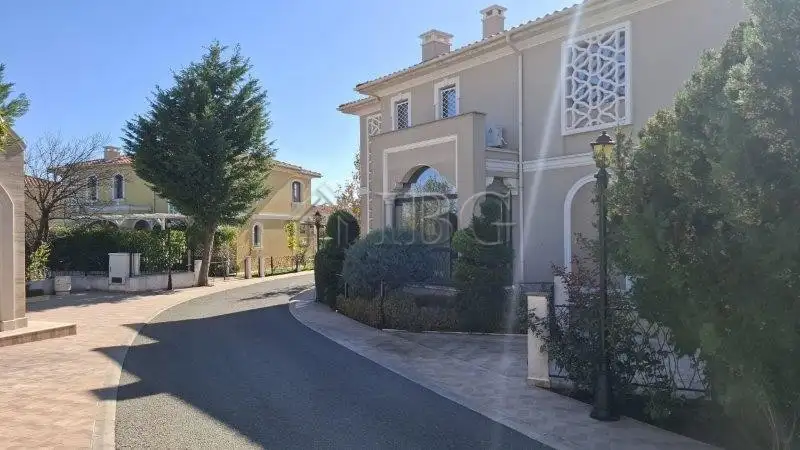 House 350m² in Bulgaria, Pomorie. Priced at 450000€ rent photo-9