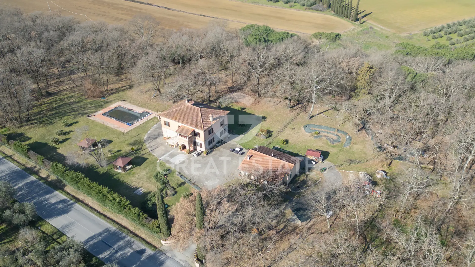 House 685m² in Italy, Perugia. Priced at 690000€ rent photo-13