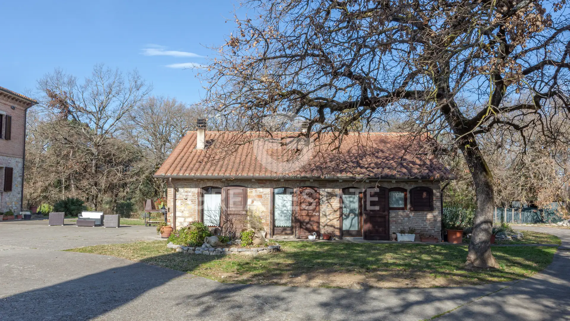 House 685m² in Italy, Perugia. Priced at 690000€ rent photo-15