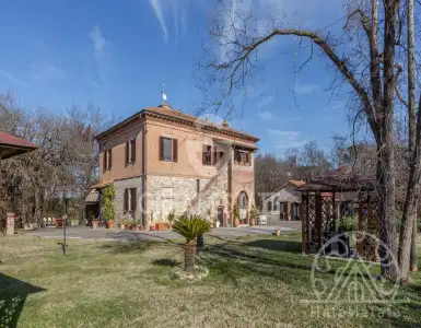 Buy in Italy for 690000€