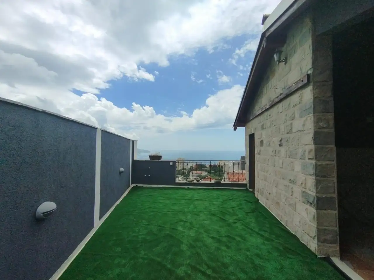 House 337m² in Montenegro, Becici. Priced at 430000€ rent photo-17