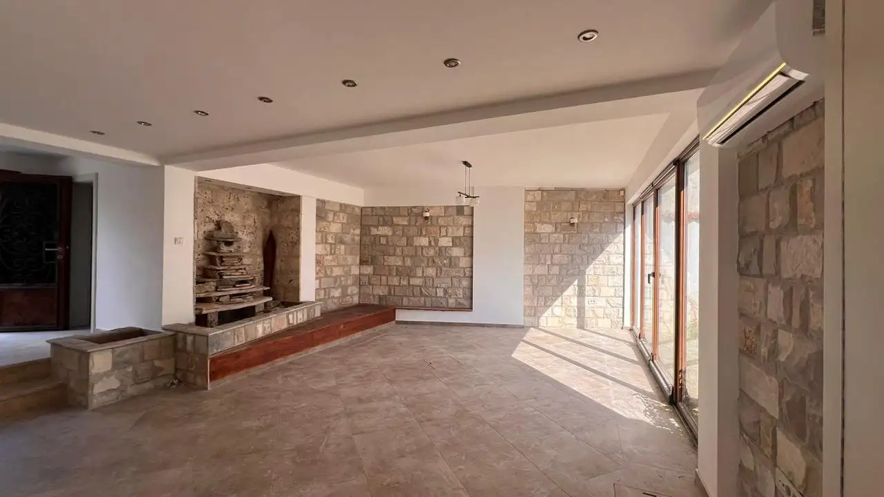 House 337m² in Montenegro, Becici. Priced at 430000€ rent photo-38