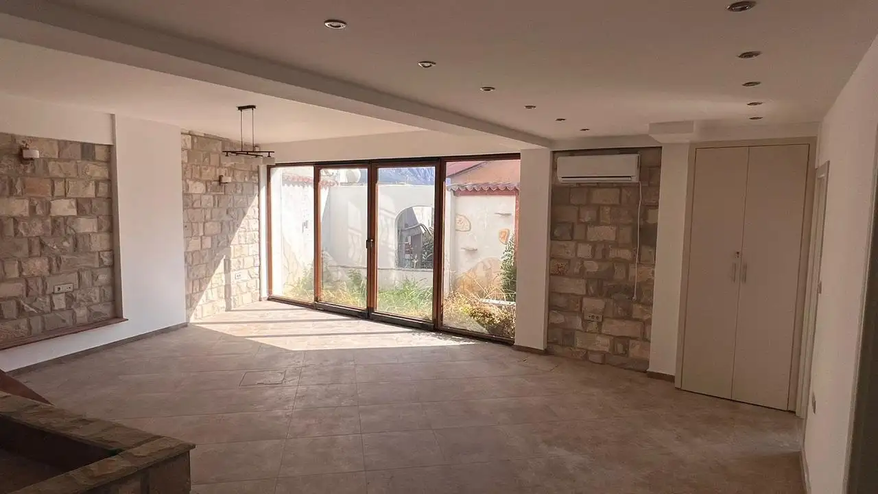 House 337m² in Montenegro, Becici. Priced at 430000€ rent photo-40