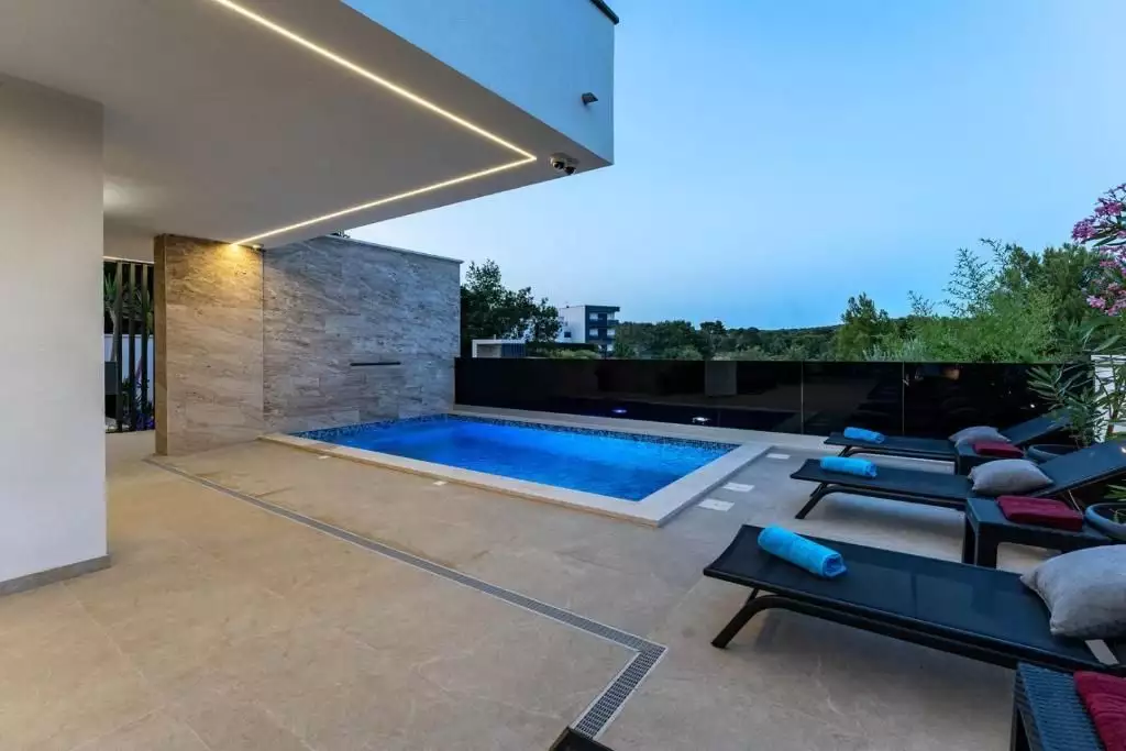Villa 175m² in Croatia, Medulin. Priced at 690000€ rent photo-4