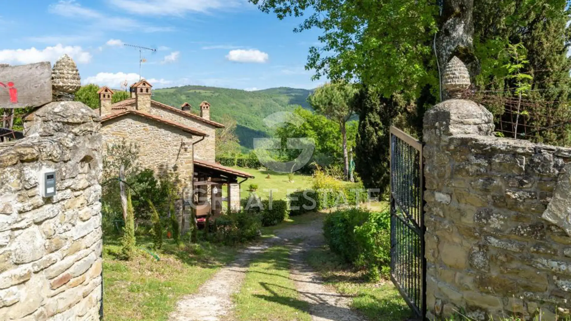 House 354m² in Italy, Arezzo. Priced at 1400000€ rent photo-5