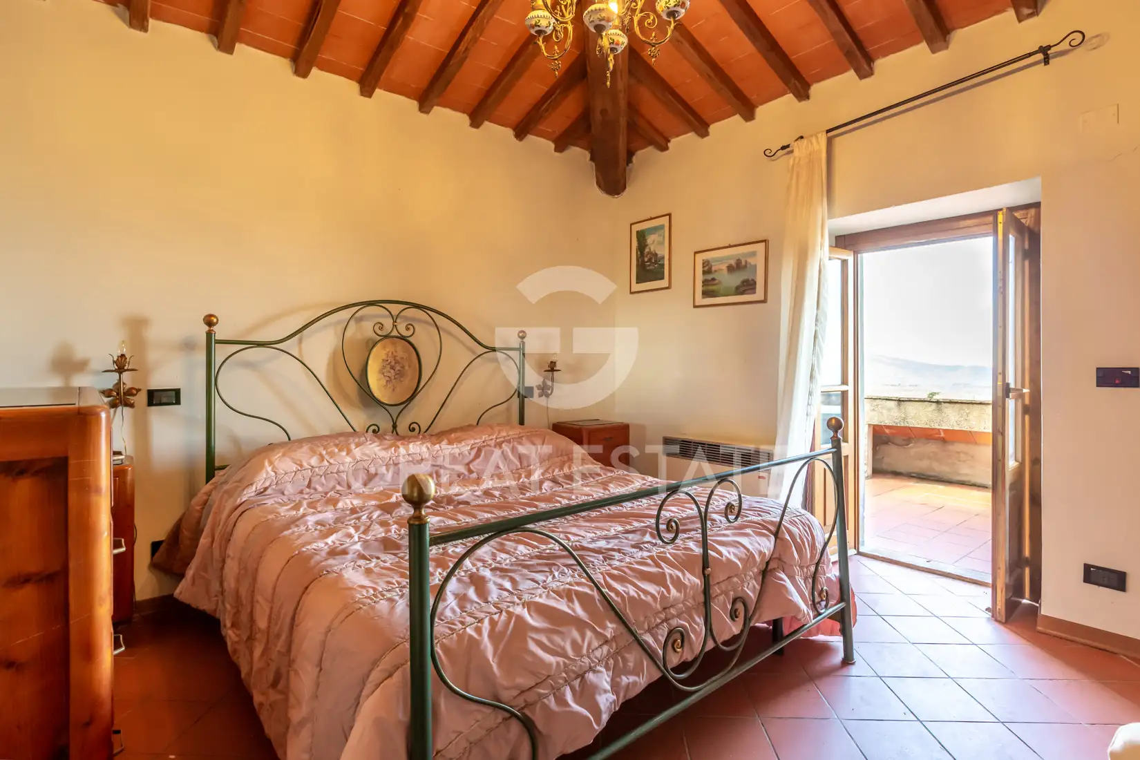House 290m² in Italy, Arezzo. Priced at 550000€ rent photo-15