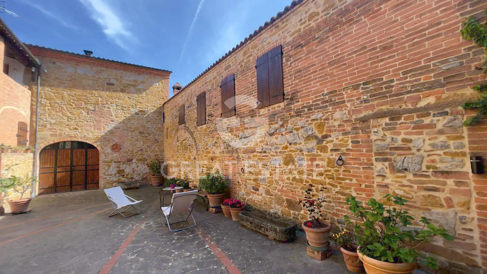 House 460m² in Italy, Siena. Priced at 950000€ rent photo-8