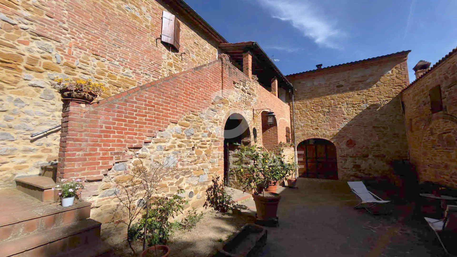 House 460m² in Italy, Siena. Priced at 950000€ rent photo-9