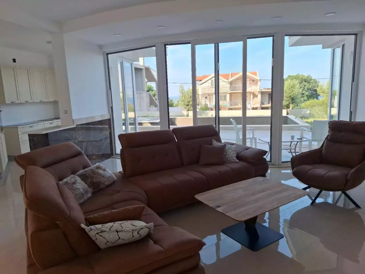 House 454m² in Montenegro, Krasici. Priced at 350000€ rent photo-17