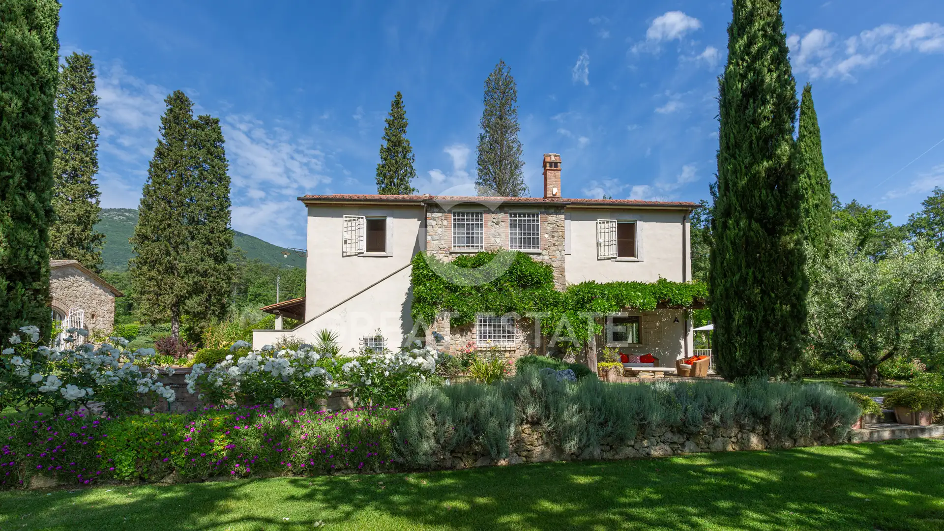 House 494m² in Italy, Siena. Priced at 2480000€ rent photo-10