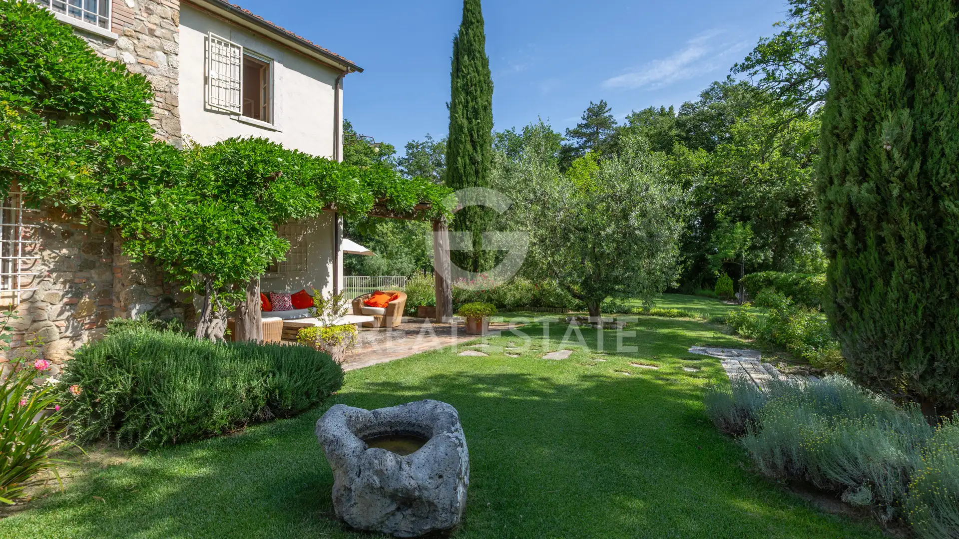 House 494m² in Italy, Siena. Priced at 2480000€ rent photo-12