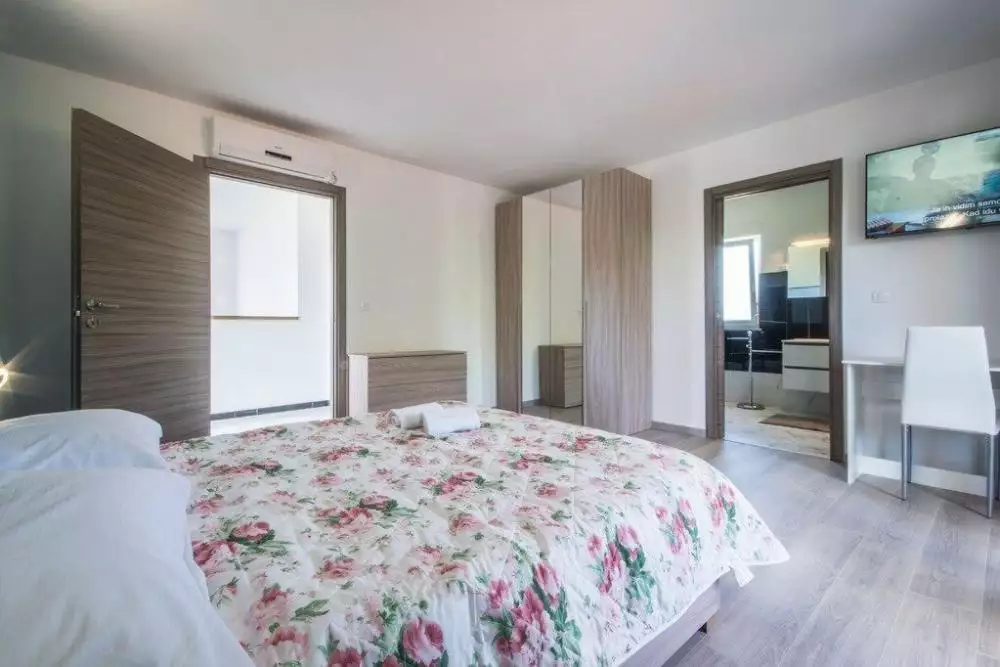 Villa 270m² in Croatia, Labin. Priced at 520000€ rent photo-12