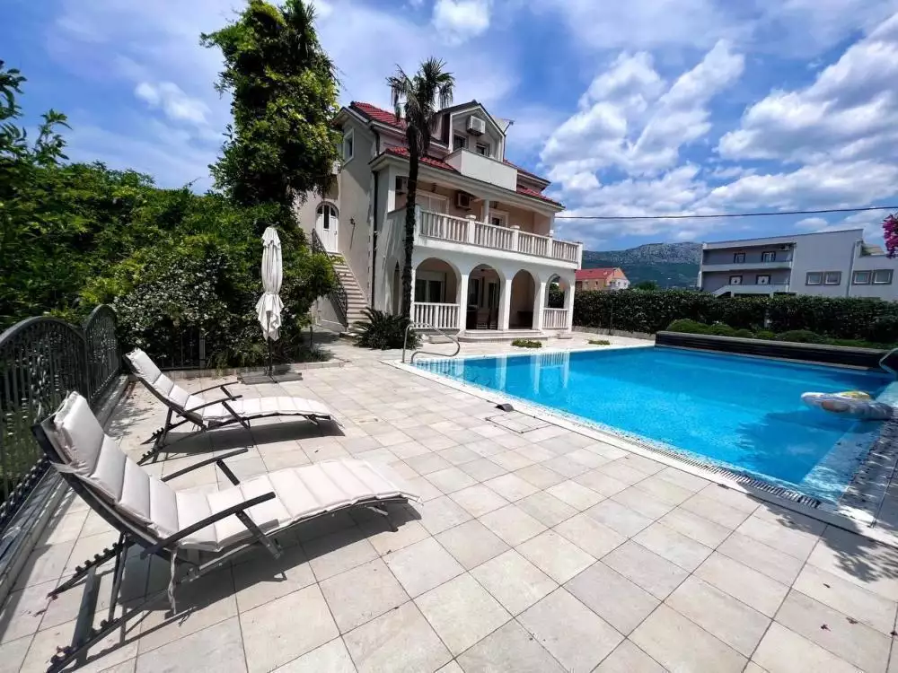 Villa 300m² in Croatia, Kastela. Priced at 1000000€ rent photo-1