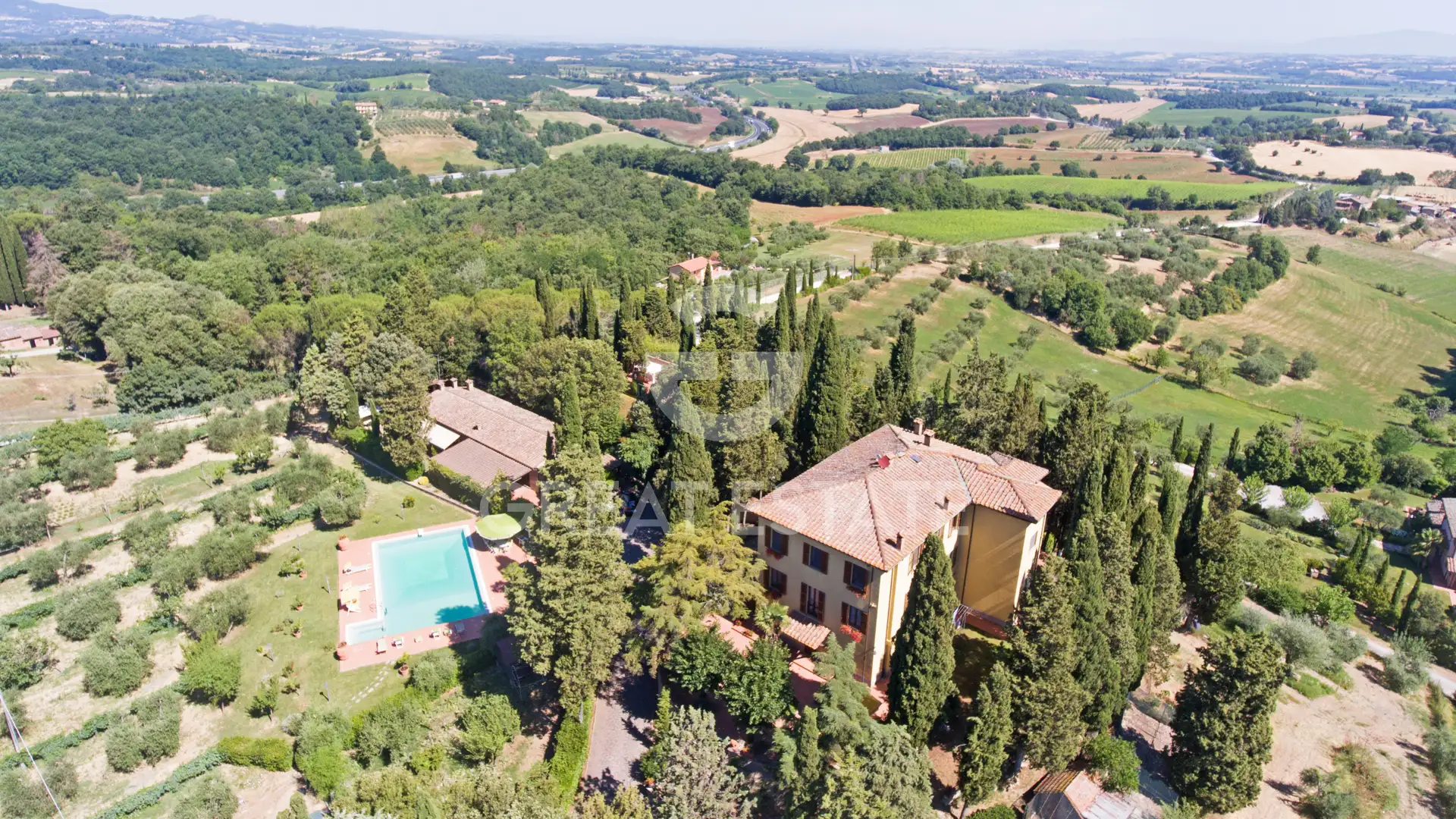 Villa 1067m² in Italy, Siena. Priced at 1875000€ rent photo-2