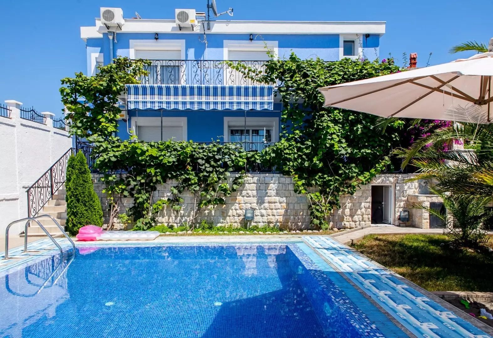 House 240m² in Montenegro, Utjeha. Priced at 390000€ rent photo-1