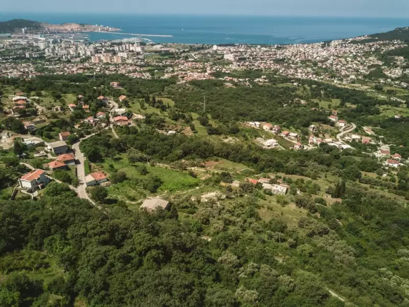 Land 1m² in Italy, Barga. Priced at 570000€ rent photo-14