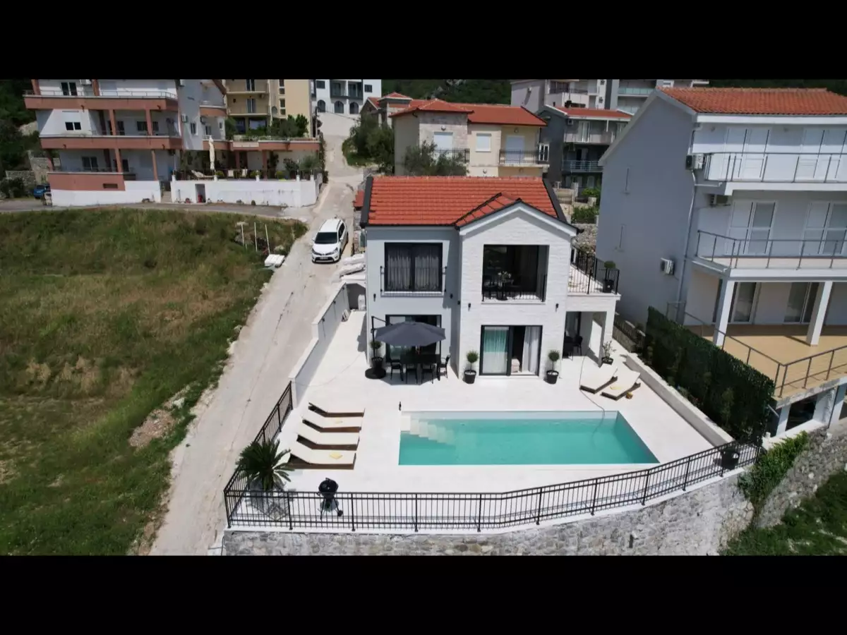 House 160m² in Montenegro, Becici. Priced at 550000€ rent photo-1