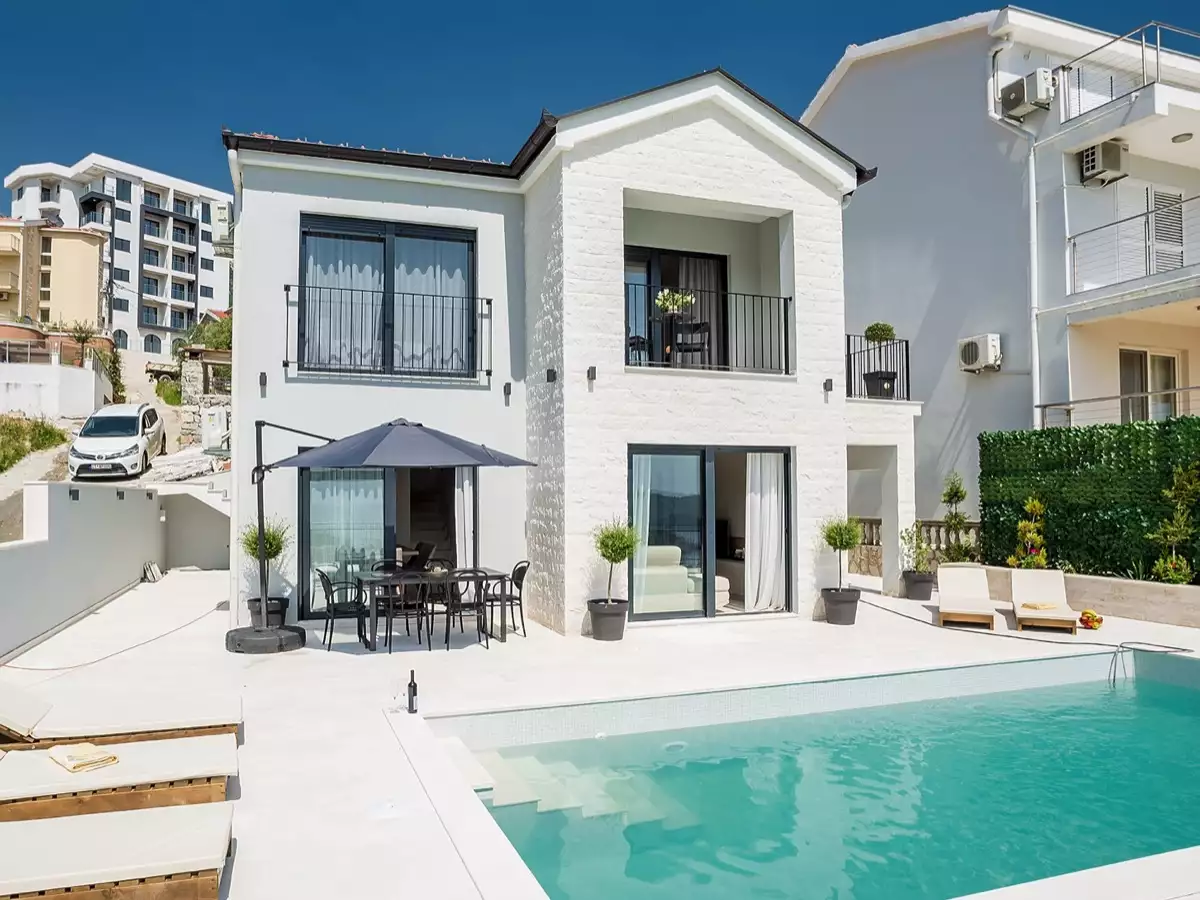 House 160m² in Montenegro, Becici. Priced at 550000€ rent photo-2