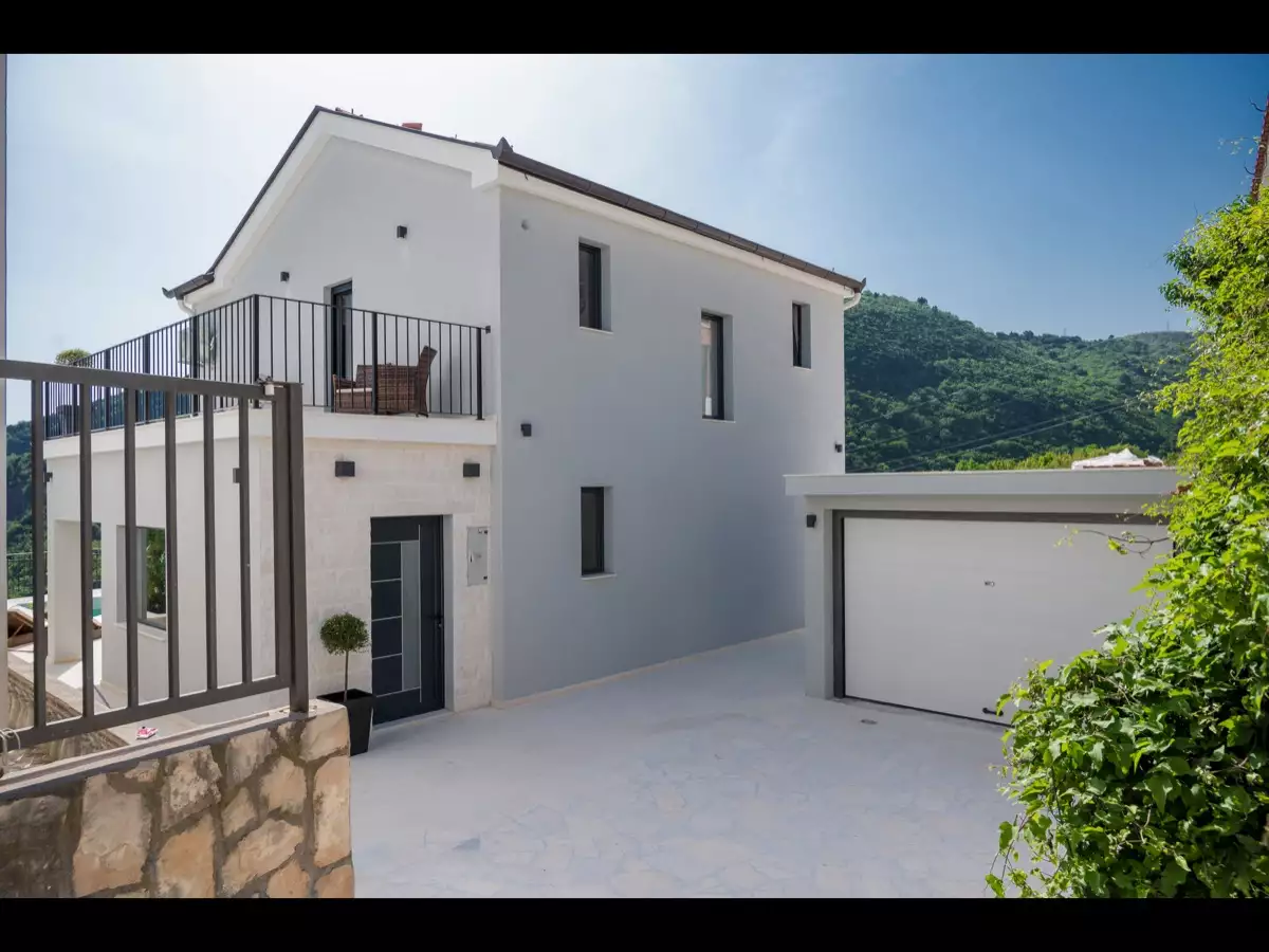 House 160m² in Montenegro, Becici. Priced at 550000€ rent photo-17