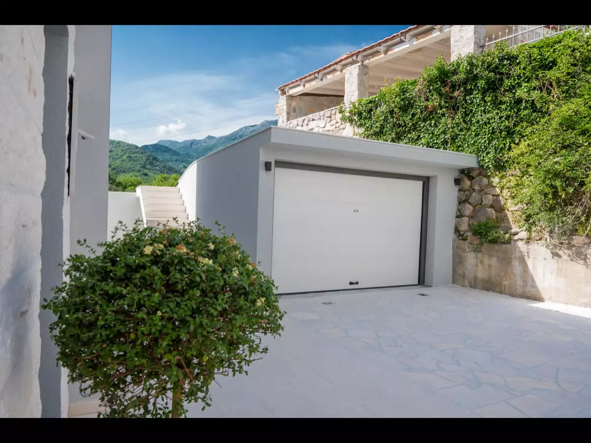 House 160m² in Montenegro, Becici. Priced at 550000€ rent photo-18