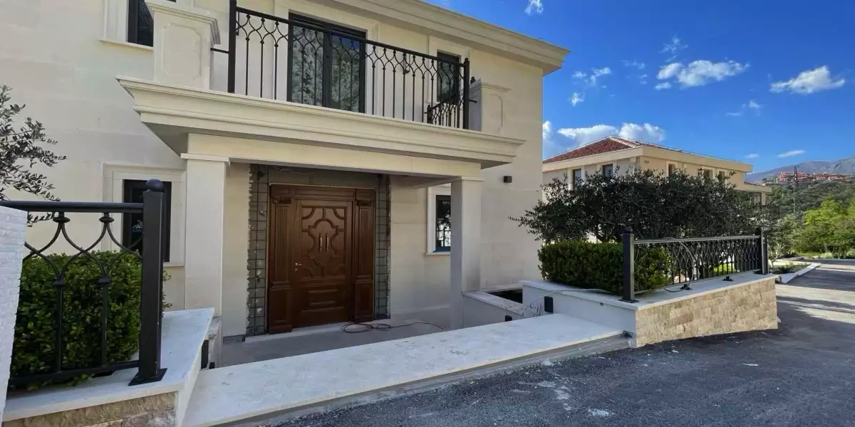 House 400m² in Montenegro, Blizikuce. Priced at 2000000€ rent photo-2
