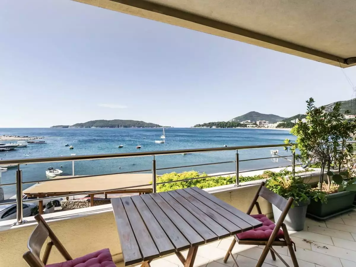 Flat 150m² in Montenegro, Rafailovici. Priced at 450000€ rent photo-1