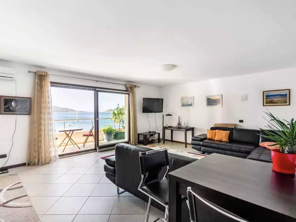 Flat 150m² in Montenegro, Rafailovici. Priced at 450000€ rent photo-3