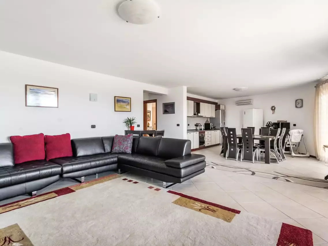 Flat 150m² in Montenegro, Rafailovici. Priced at 450000€ rent photo-8