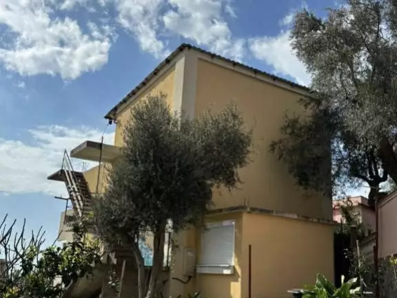 House 170m² in Italy, Barga. Priced at 300000€ rent photo-2