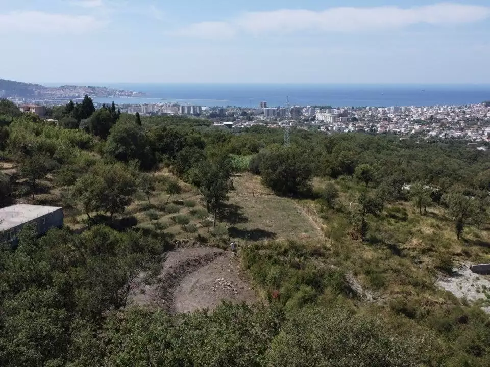 Land 1m² in Italy, Barga. Priced at 59000€ rent photo-1